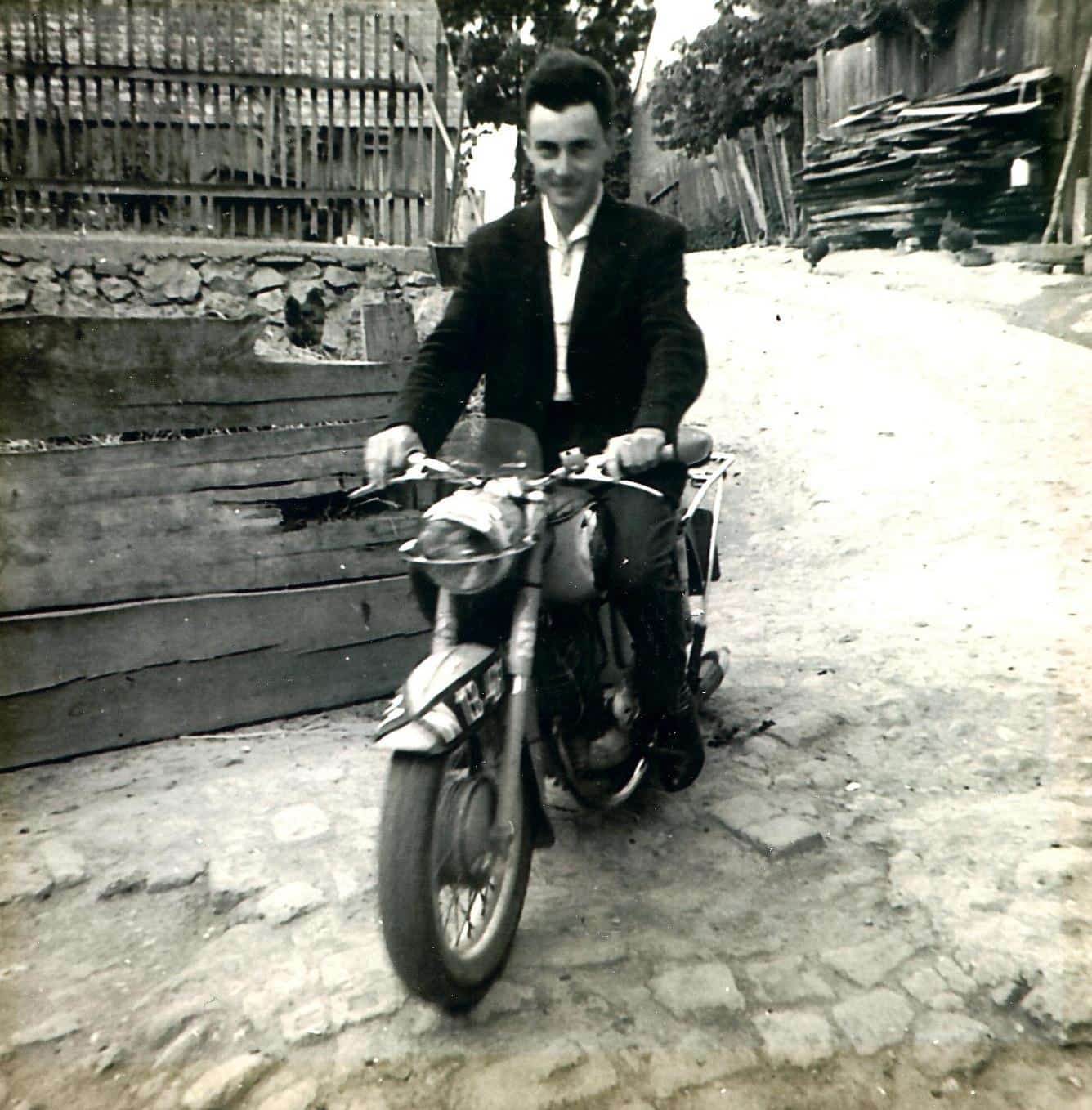 Fotorestauration Fotorestauration, Restauration alter Bilder, Bilder aufarbeiten, Antike Bilder, Bild restaurieren, Restaurierung Bilder, Reparatur und Vergrößerung von alten, antiken Fotos, Antike Fotos nachbearbeiten, Aufbereiten von Fotos, Bildberarbeitung, Fotorestaurierung und Fotoreparatur für Fotos, Dias, Negative. Fotoretusche, Bildkorrektur, Bildrekonstruktion.